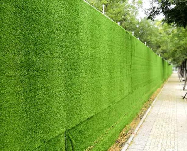 重慶工地圍擋人造草坪的常見優點是什么?